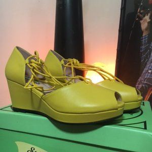 Brand New - Super cute wedges sz 6.5-7US